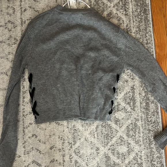 super soft grey cardigan size xs with crossed ribbon on sides - Picture 3 of 6